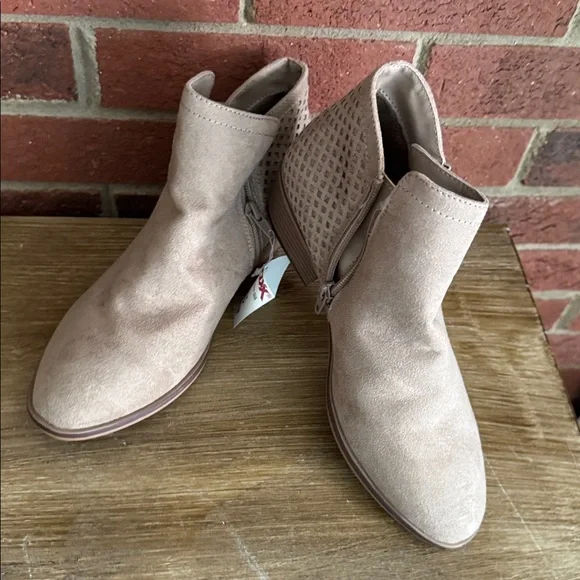 MIA - Picture 2 of 7